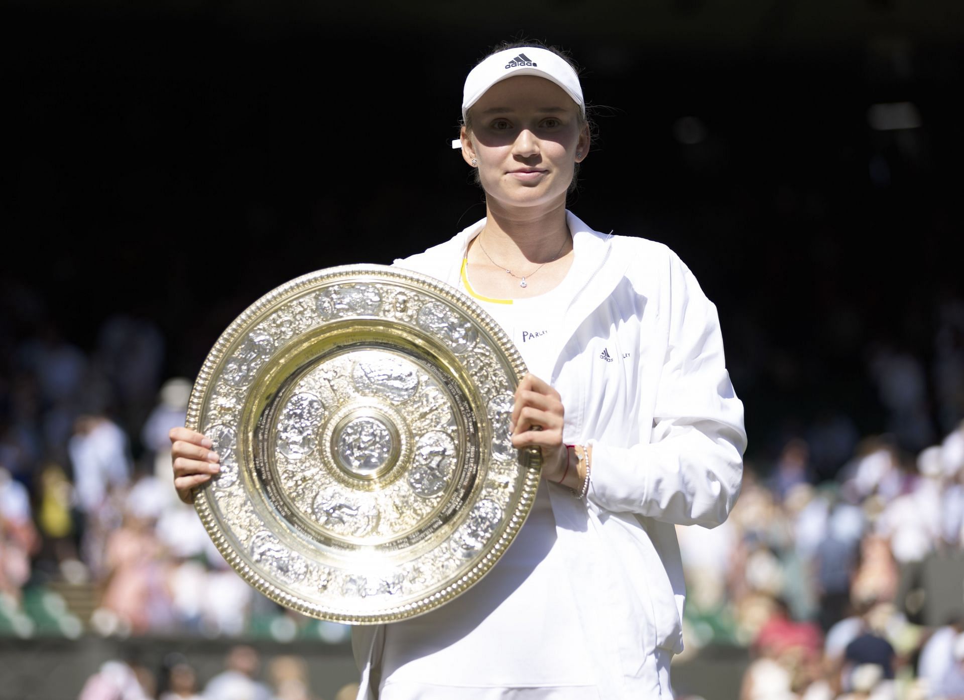 Elena Rybakina poses with the Venus Rosewater Dish at Wimbledon 2022 | Image Source: Getty